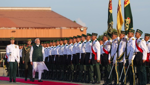 ब्रुनेई पहुंचे प्रधानमंत्री नरेन्द्र मोदी का शाही स्वागत, क्राउन प्रिंस ने की अगवानी