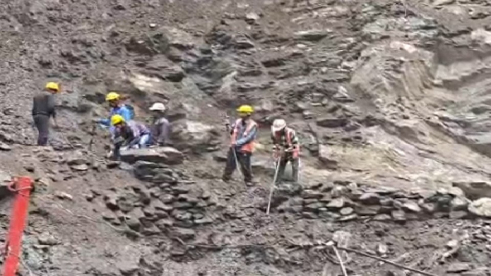 केदारनाथ पैदल मार्ग बंद: चीरबासा में मलबा-पत्थर आने से रास्ता हुआ अवरुद्ध , गौरीकुंड में रोके यात्री